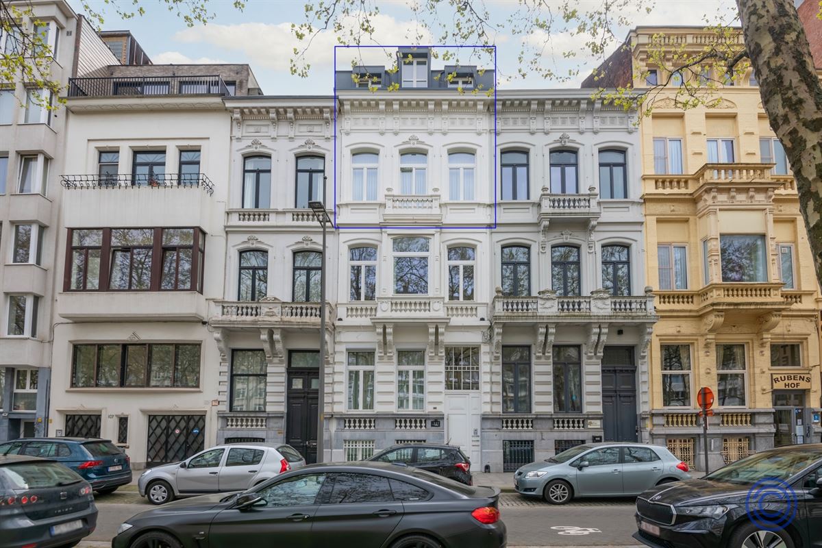 Luxurious duplex with sun-drenched roof terrace in TOP location