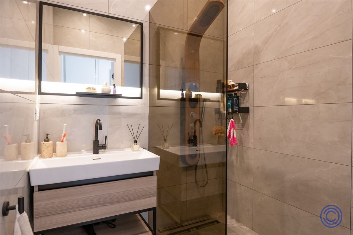 Luxurious duplex with sun-drenched roof terrace in TOP location