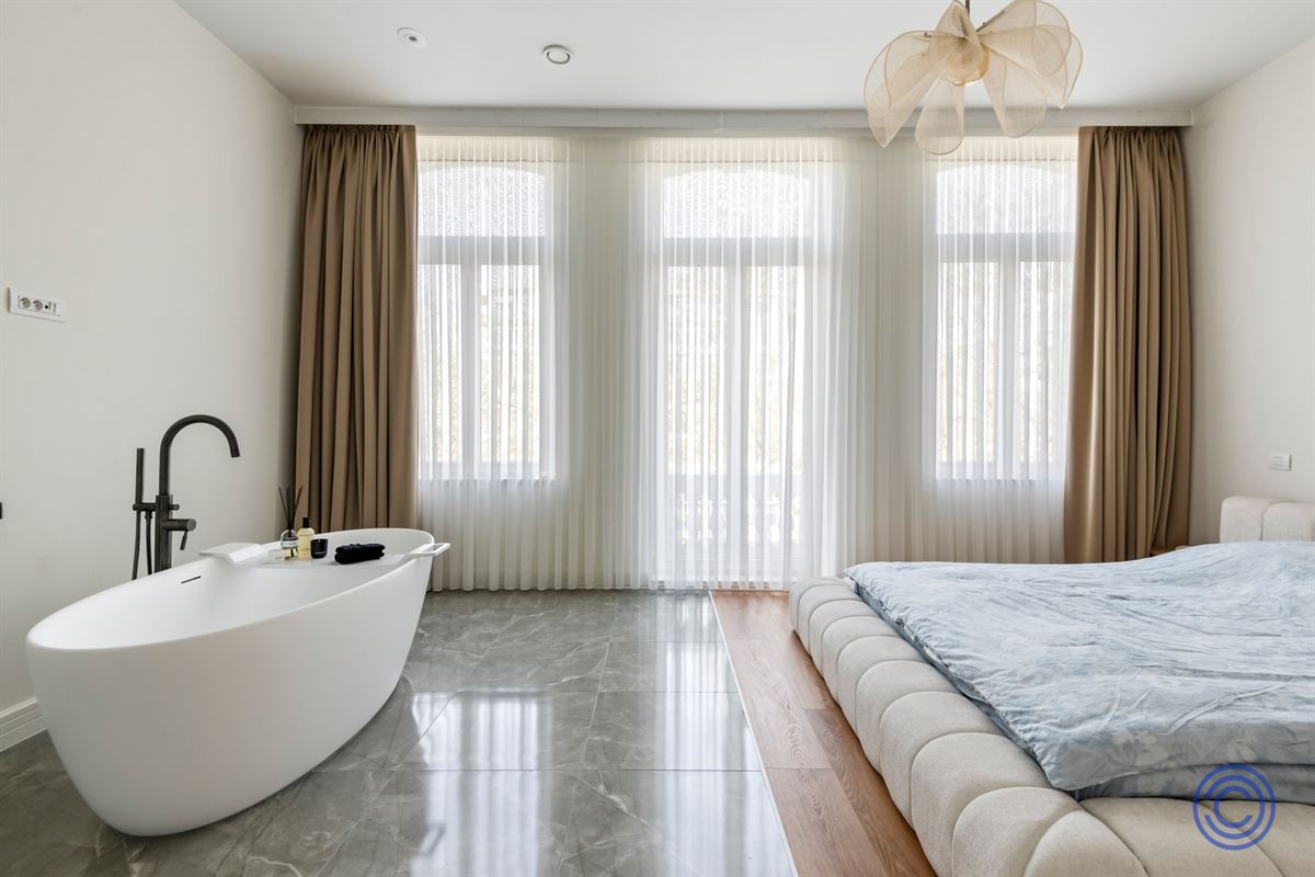 Luxurious duplex with sun-drenched roof terrace in TOP location