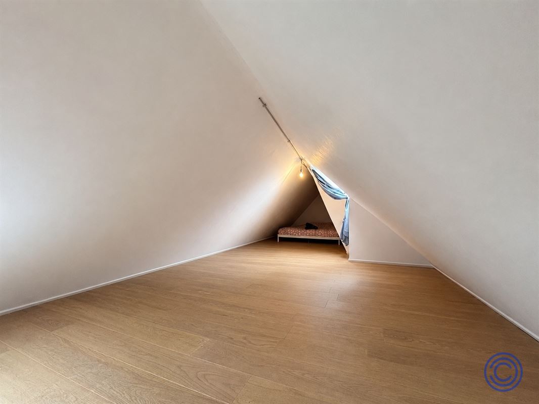 Volledig gemeubeld duplex appartement van ca. 80 m² op Marnixplaats!