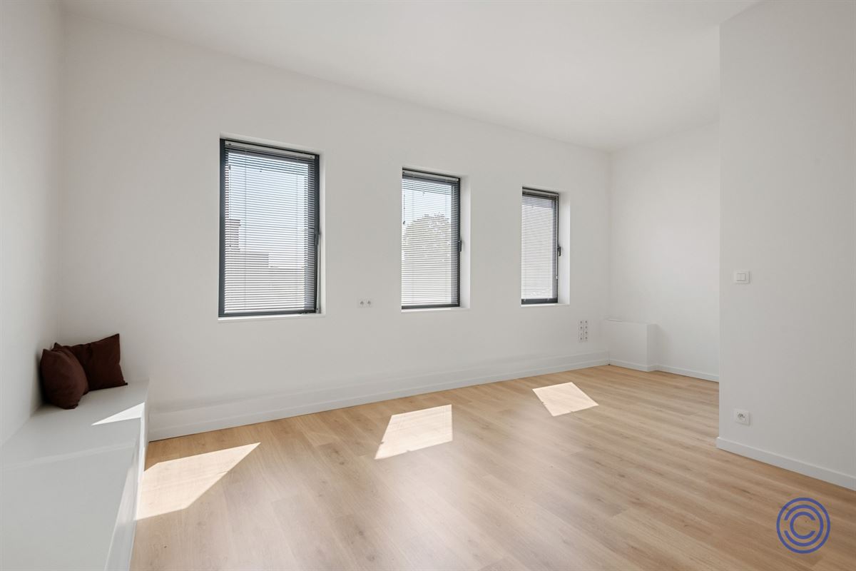 Immeuble de maître majestueux équipé de panneaux solaires, comprenant 3 chambres spacieuses, un jardin en ville et une grande allée avec borne de recharge !
