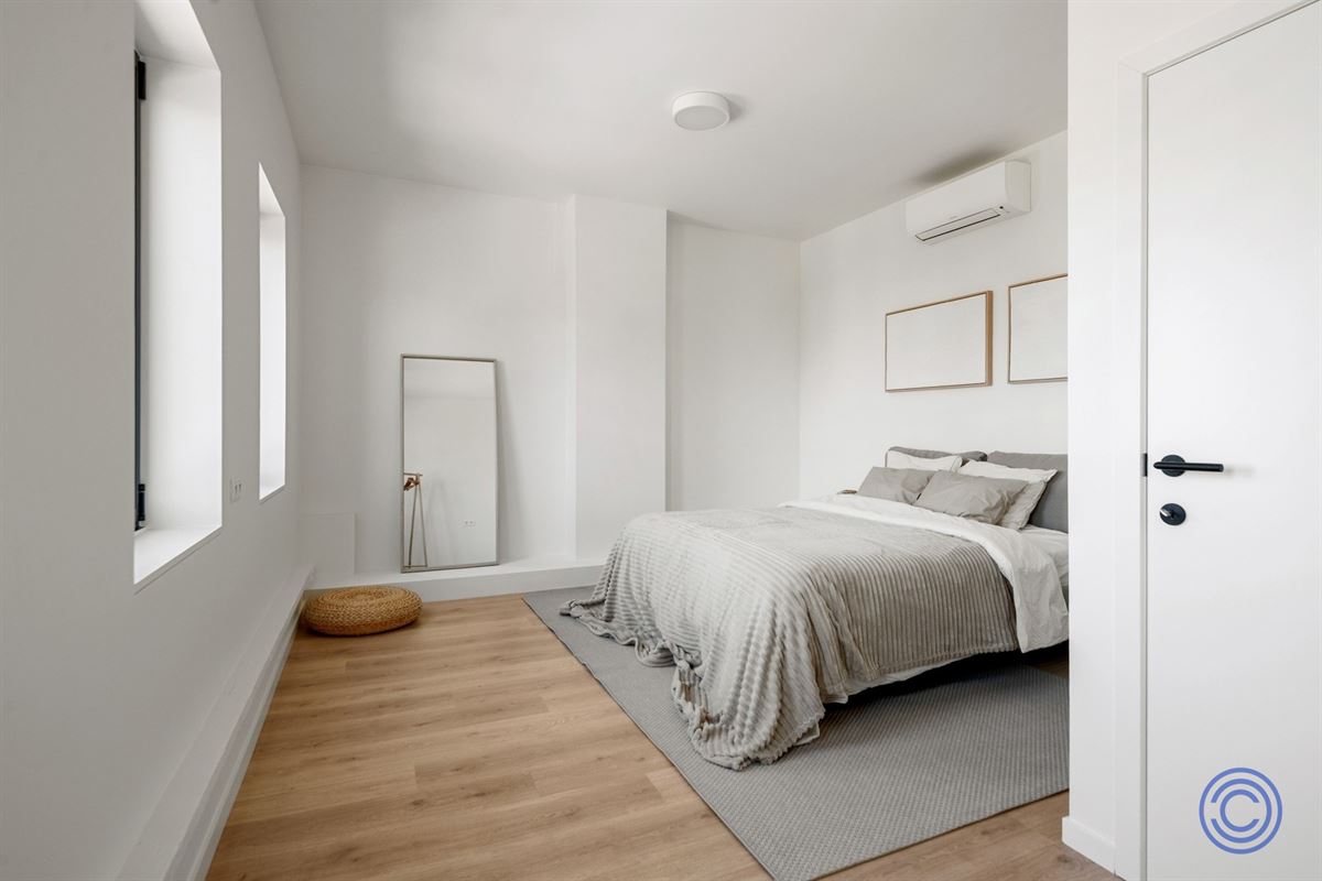 Immeuble de maître majestueux équipé de panneaux solaires, comprenant 3 chambres spacieuses, un jardin en ville et une grande allée avec borne de recharge !