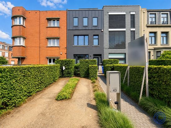 Maison de ville rénovée avec 3 chambres spacieuses et un jardin de ville !