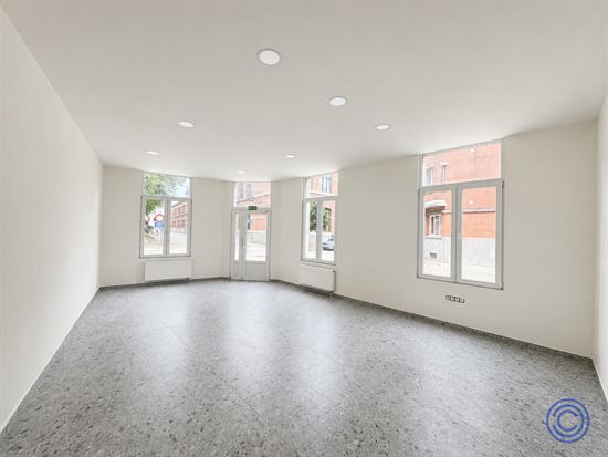 Vernieuwde handelsruimte met veel lichtinval en zichtbare hoekligging in Antwerpen!