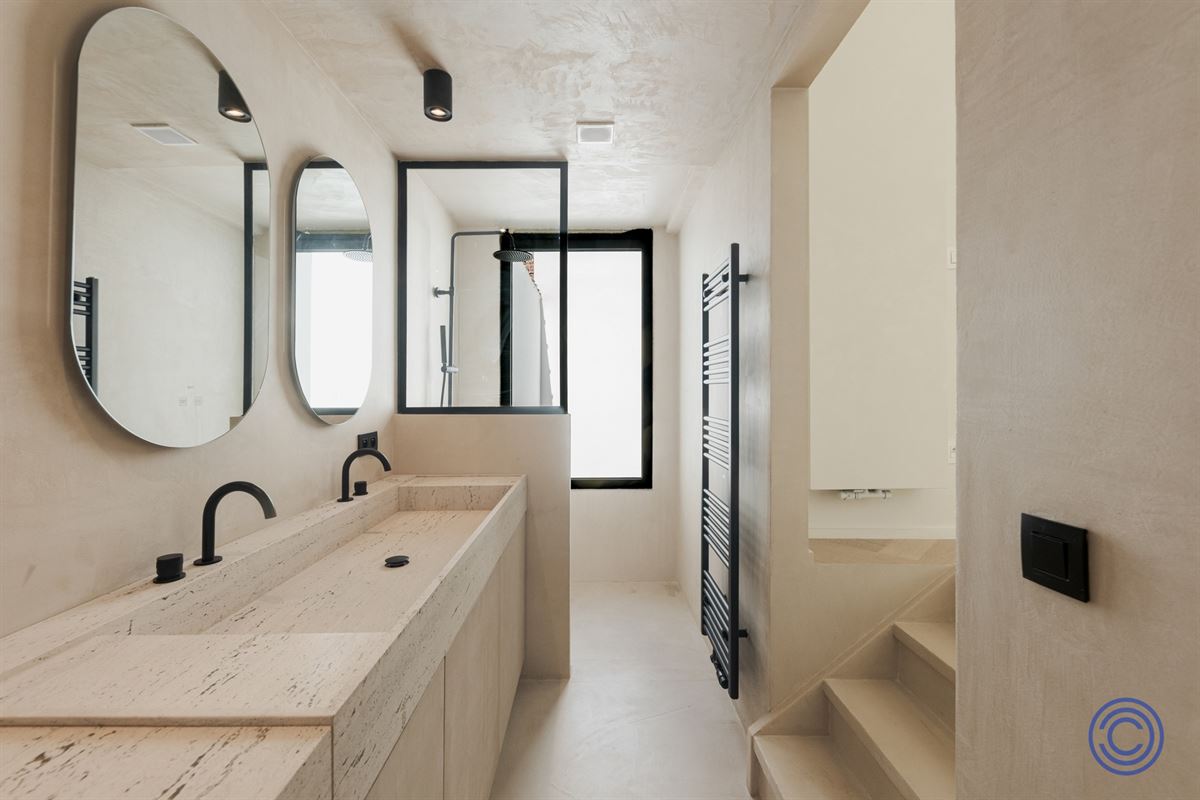 Stylish living near Marnixplaats – luxuriously renovated apartment with a terrace