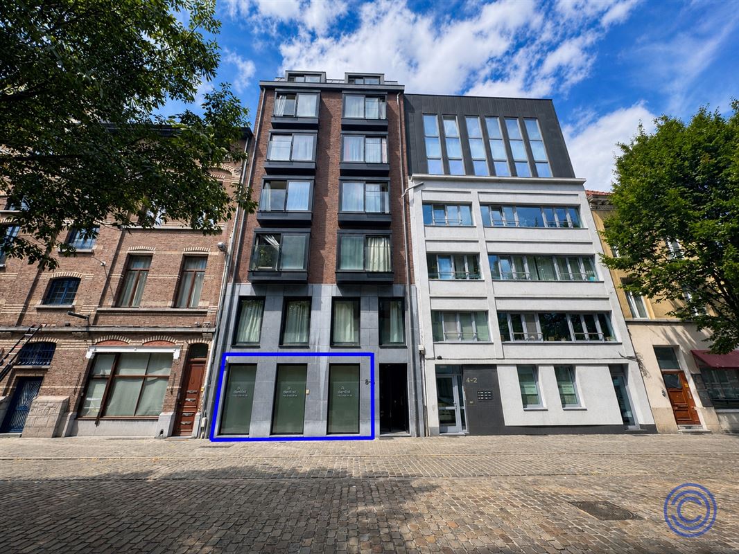 Instapklare commerciële ruimte op toplocatie aan het Eilandje met ruime privatieve tuin.