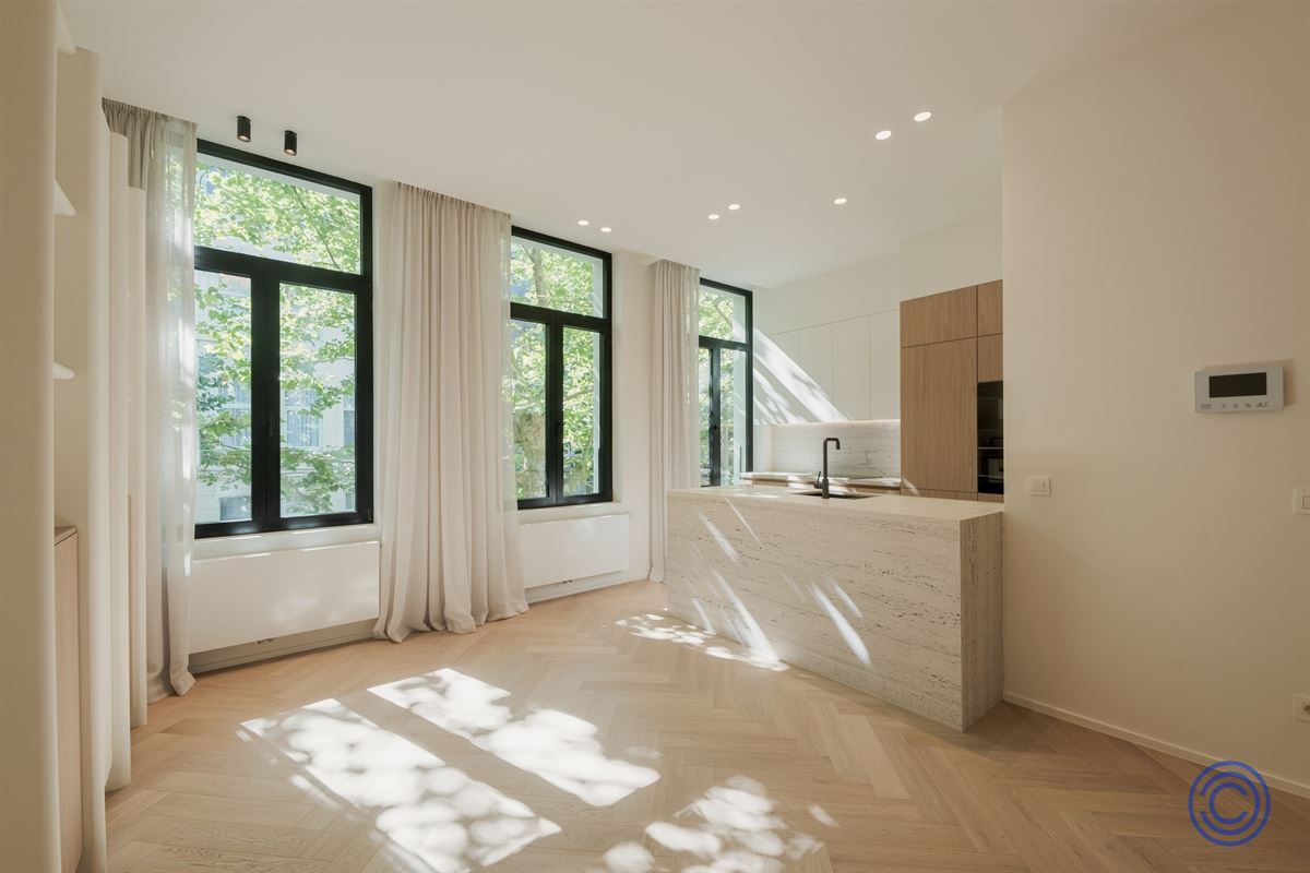 Stylish living near Marnixplaats – luxuriously renovated apartment with a terrace