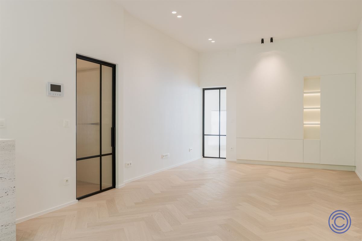 Stylish living near Marnixplaats – luxuriously renovated apartment with a terrace