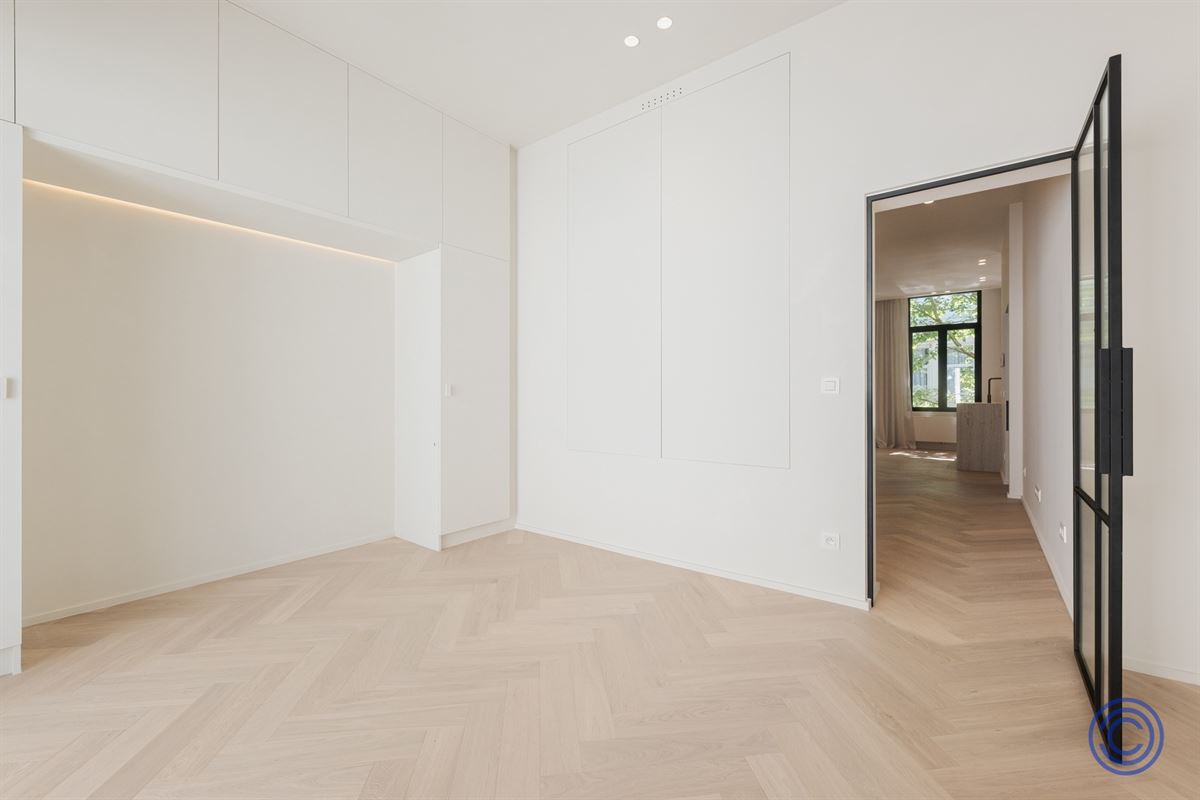 Stylish living near Marnixplaats – luxuriously renovated apartment with a terrace