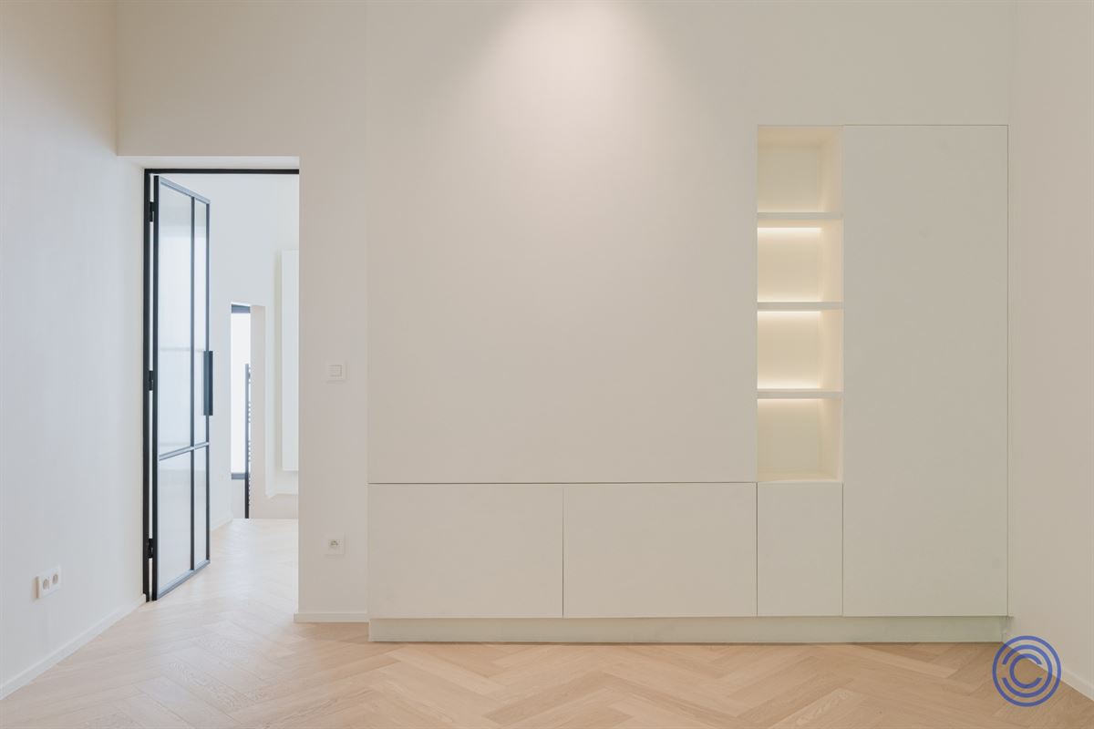 Stylish living near Marnixplaats – luxuriously renovated apartment with a terrace
