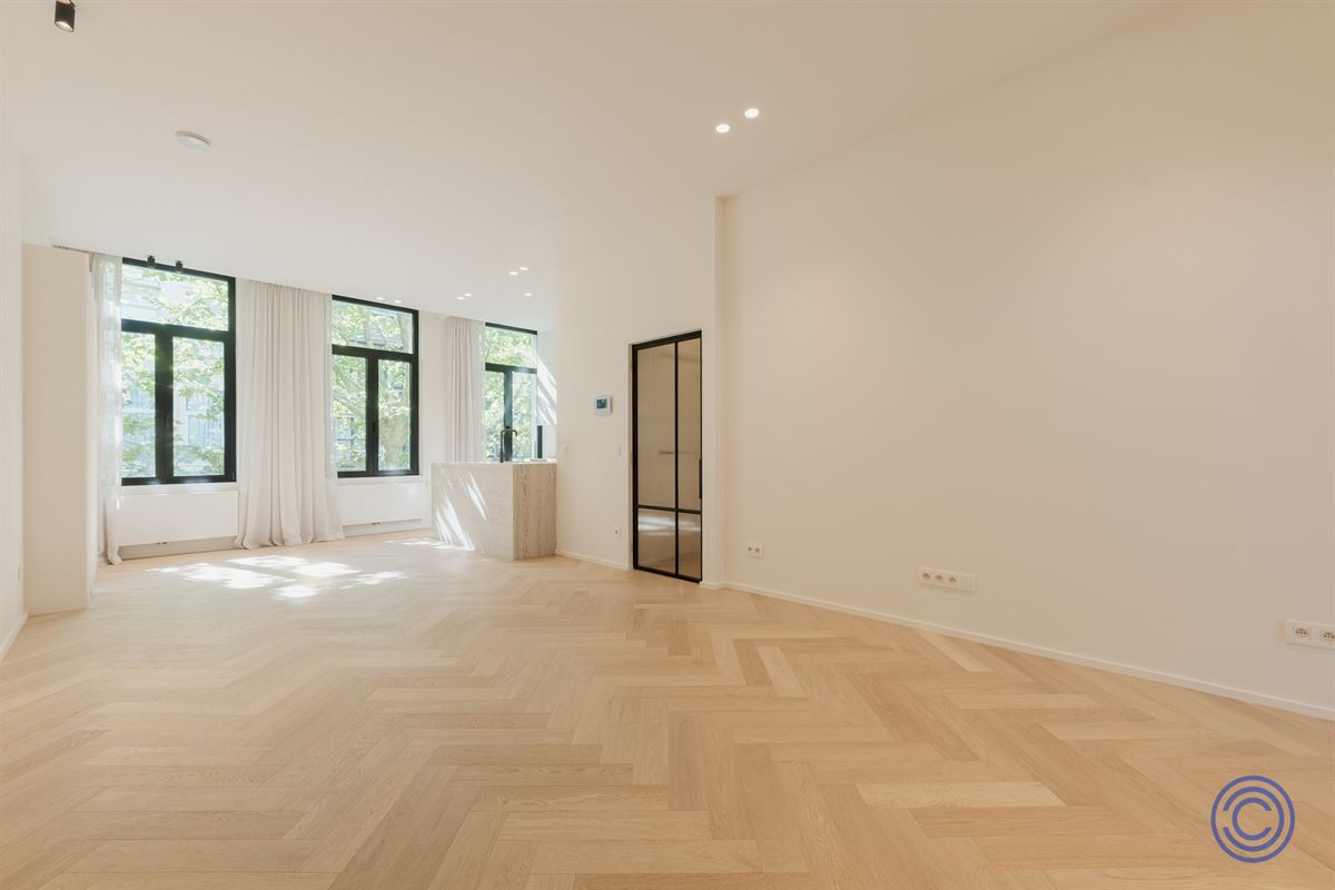 Stylish living near Marnixplaats – luxuriously renovated apartment with a terrace