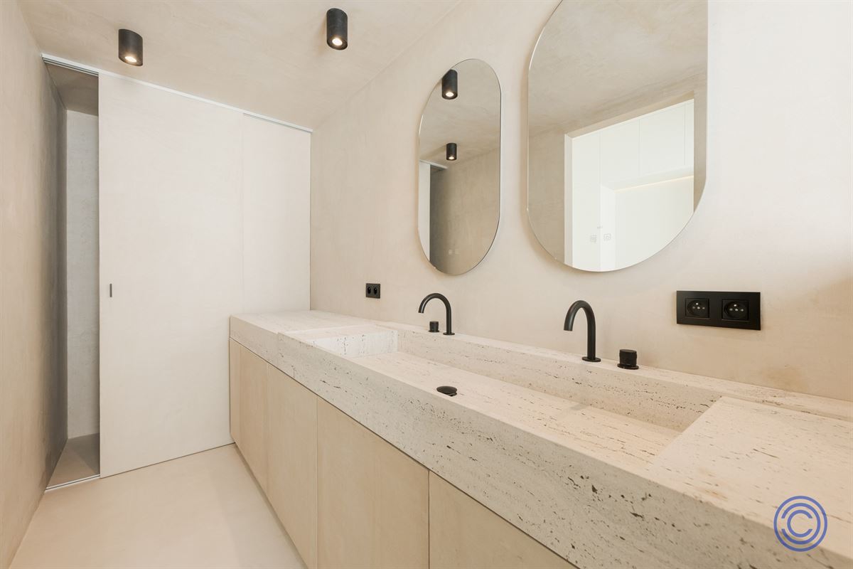 Stylish living near Marnixplaats – luxuriously renovated apartment with a terrace