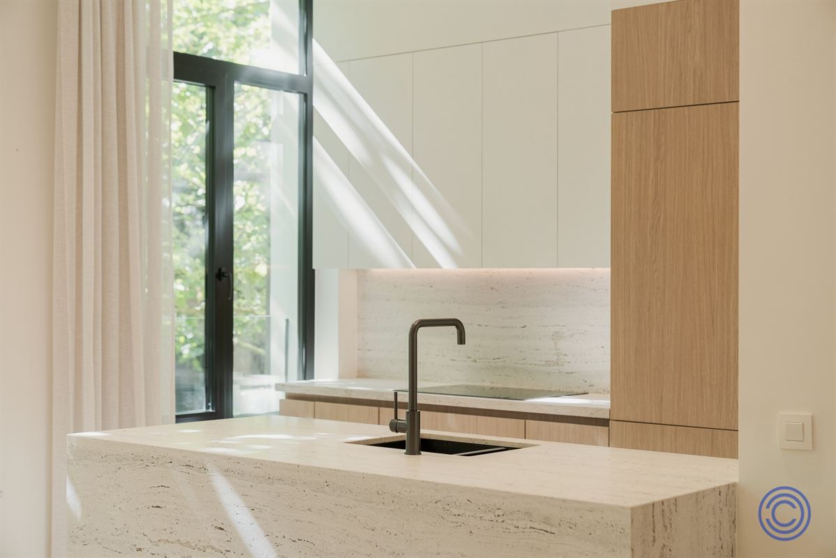 Stylish living near Marnixplaats – luxuriously renovated apartment with a terrace