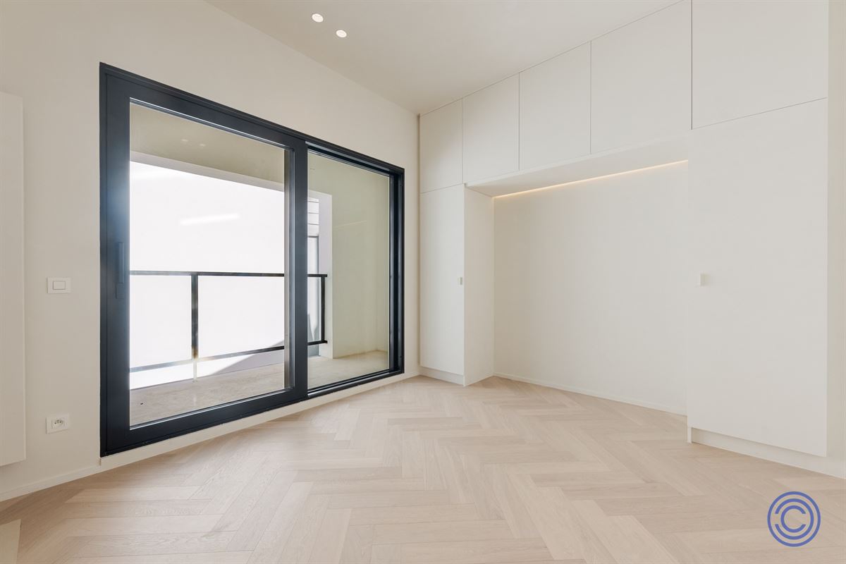 Stylish living near Marnixplaats – luxuriously renovated apartment with a terrace