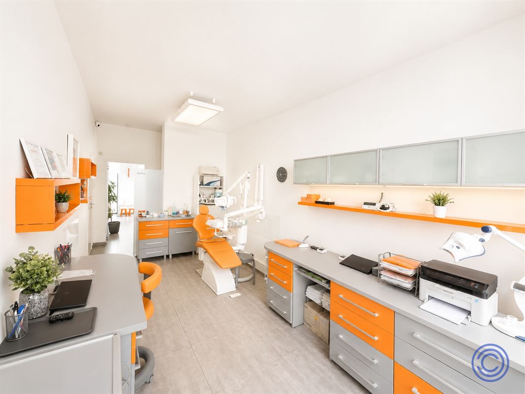 Instapklare commerciële ruimte op toplocatie aan het Eilandje met ruime privatieve tuin.