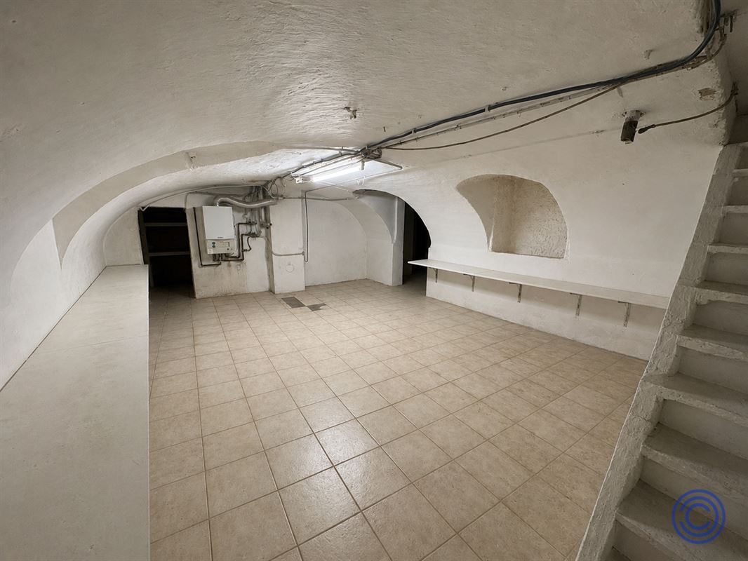 Handelspand ca. 170m² met grote etalage en onderkeldering!