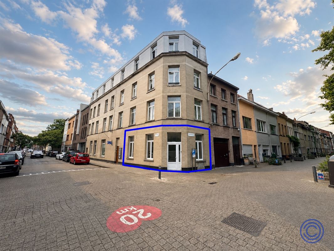 Vernieuwde handelsruimte met veel lichtinval en zichtbare hoekligging in Antwerpen!