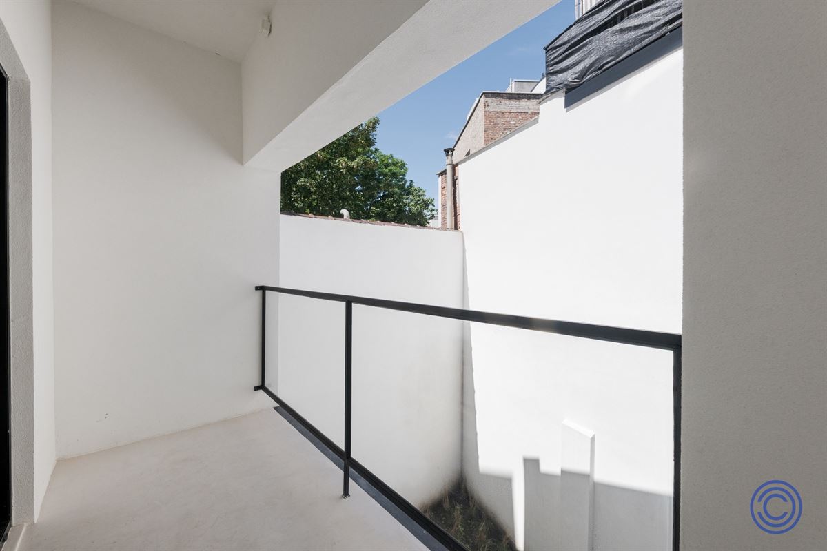Stylish living near Marnixplaats – luxuriously renovated apartment with a terrace