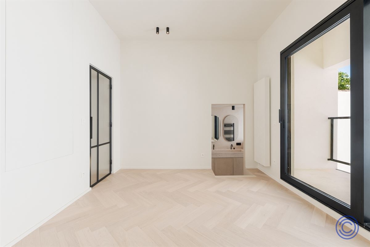 Stylish living near Marnixplaats – luxuriously renovated apartment with a terrace
