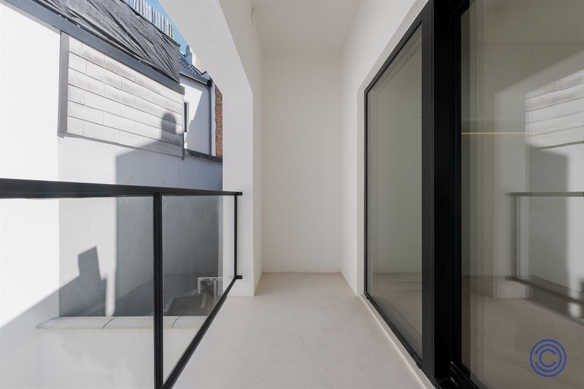 Stylish living near Marnixplaats – luxuriously renovated apartment with a terrace
