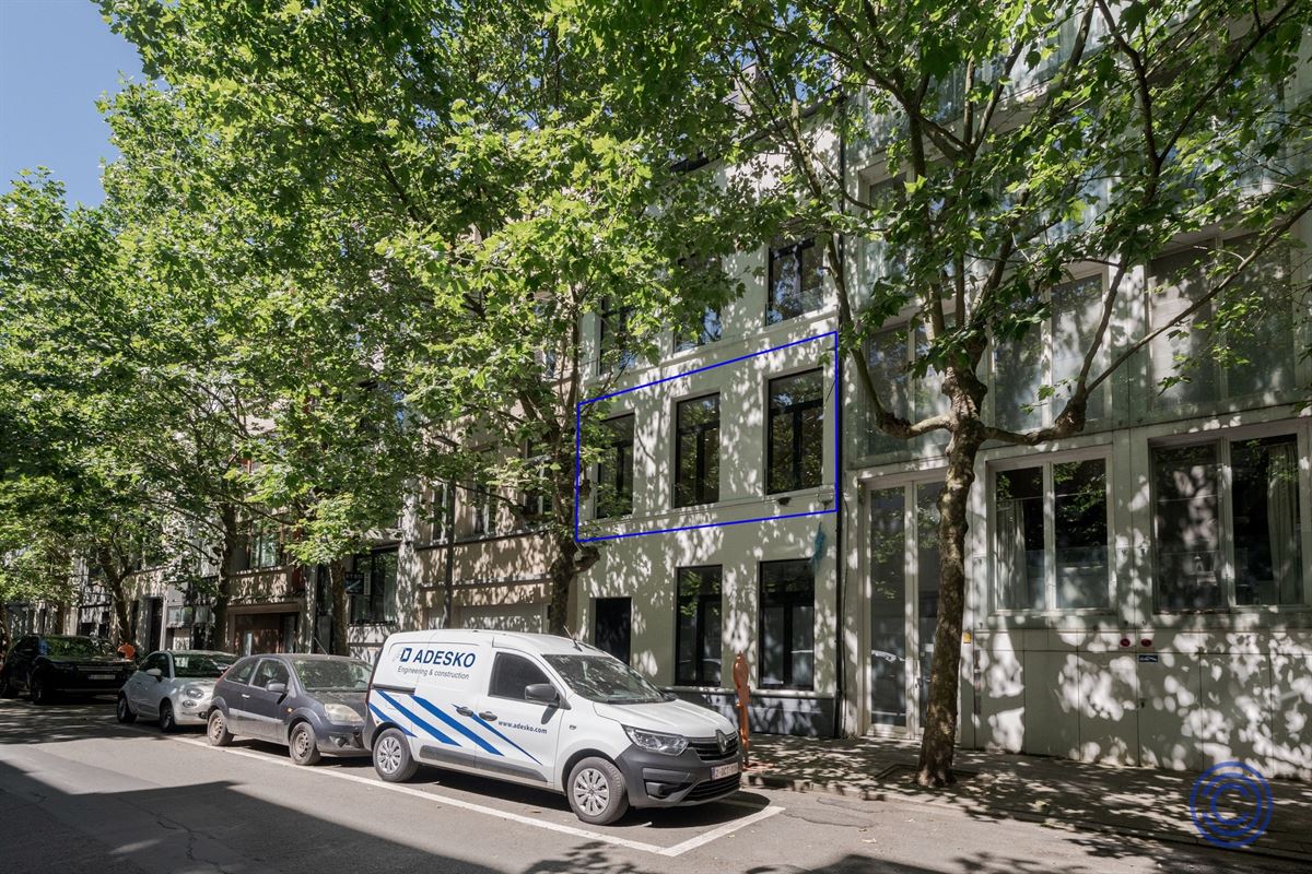 Stylish living near Marnixplaats – luxuriously renovated apartment with a terrace
