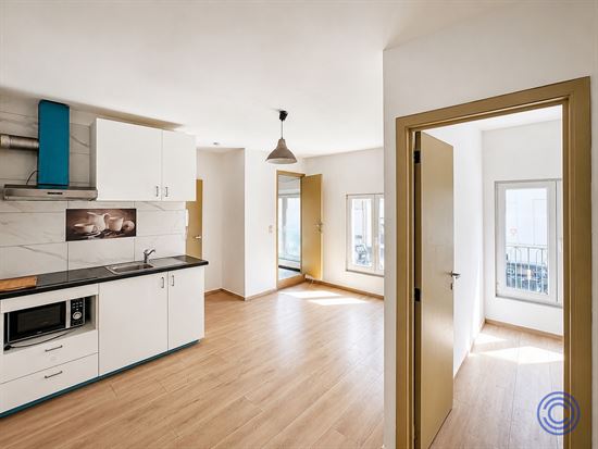 A bright, easy-to-refresh 1-bedroom apartment in downtown Antwerp!