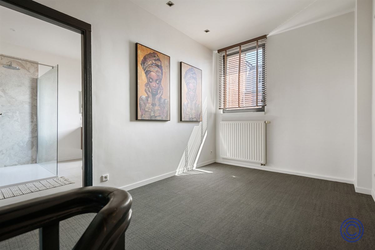 Immeuble de maître majestueux équipé de panneaux solaires, comprenant 3 chambres spacieuses, un jardin en ville et une grande allée avec borne de recharge !