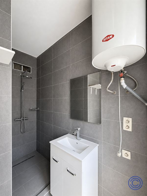 Licht op te frissen 1-slpk appartement in centrum Antwerpen!