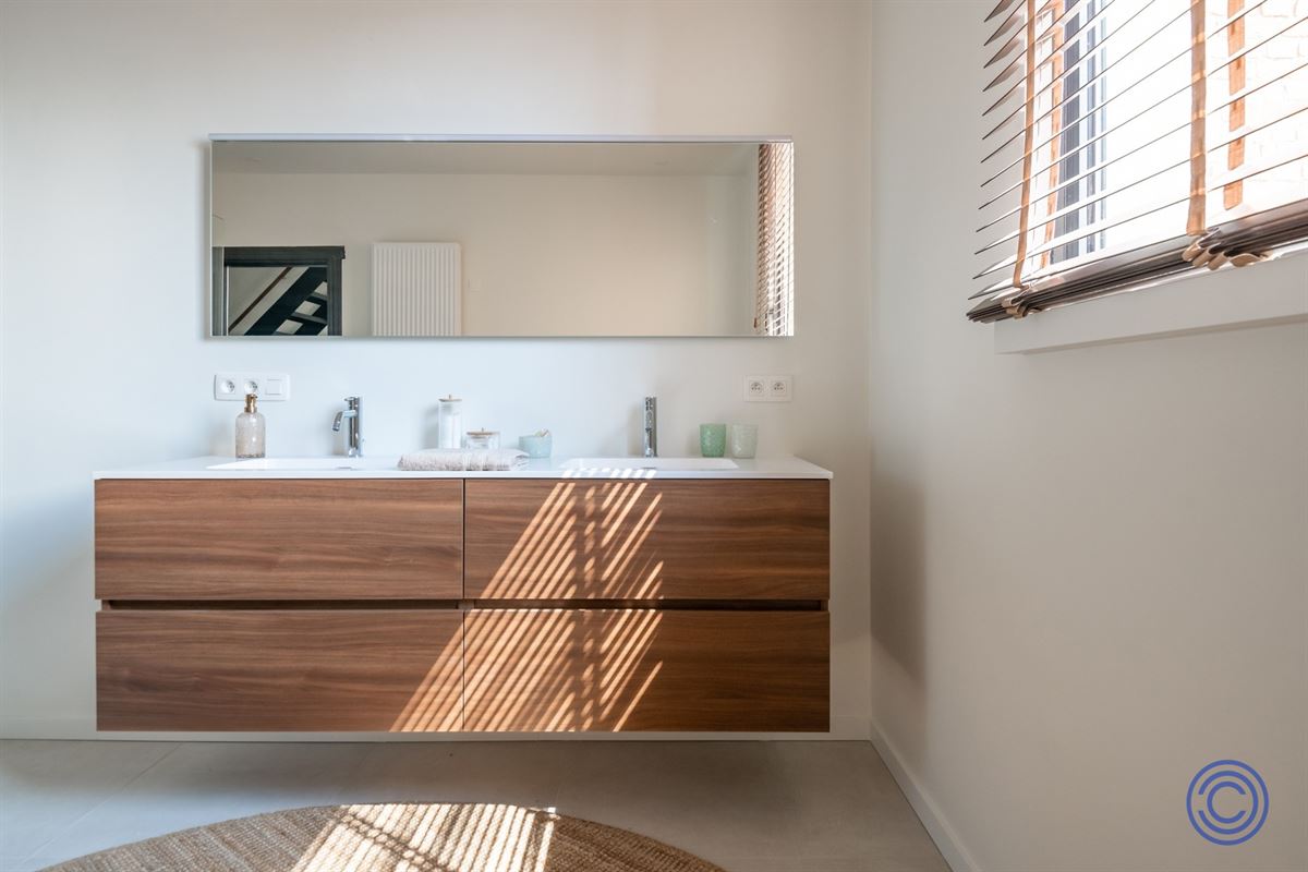 Immeuble de maître majestueux équipé de panneaux solaires, comprenant 3 chambres spacieuses, un jardin en ville et une grande allée avec borne de recharge !