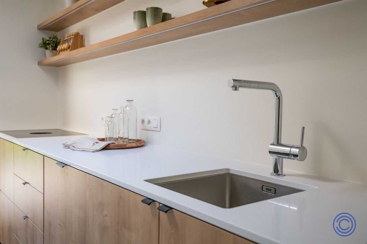 Immeuble de maître majestueux équipé de panneaux solaires, comprenant 3 chambres spacieuses, un jardin en ville et une grande allée avec borne de recharge !