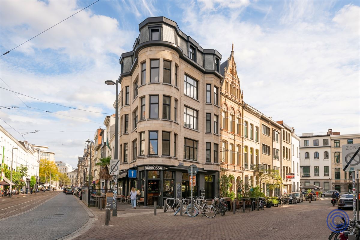 Bright city apartment with custom features and a unique view of Mechelseplein