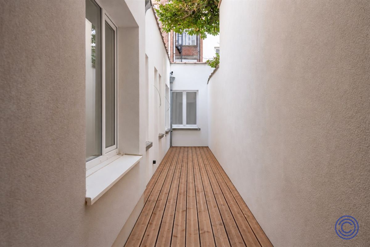 Fully renovated apartment with an office and a large terrace!