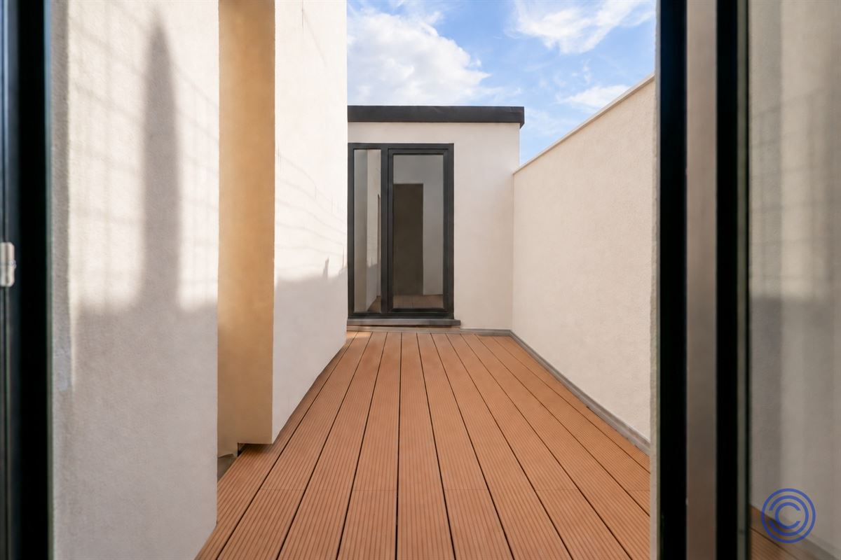 Spacious and fully renovated 3-bedroom duplex with an office and terraces