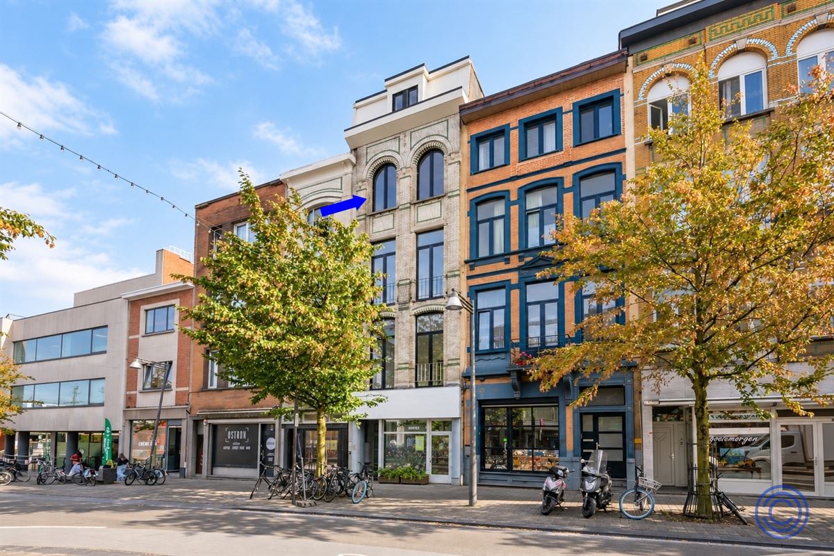 Stijlvolle duplex met zonnig dakterras in Berchem!