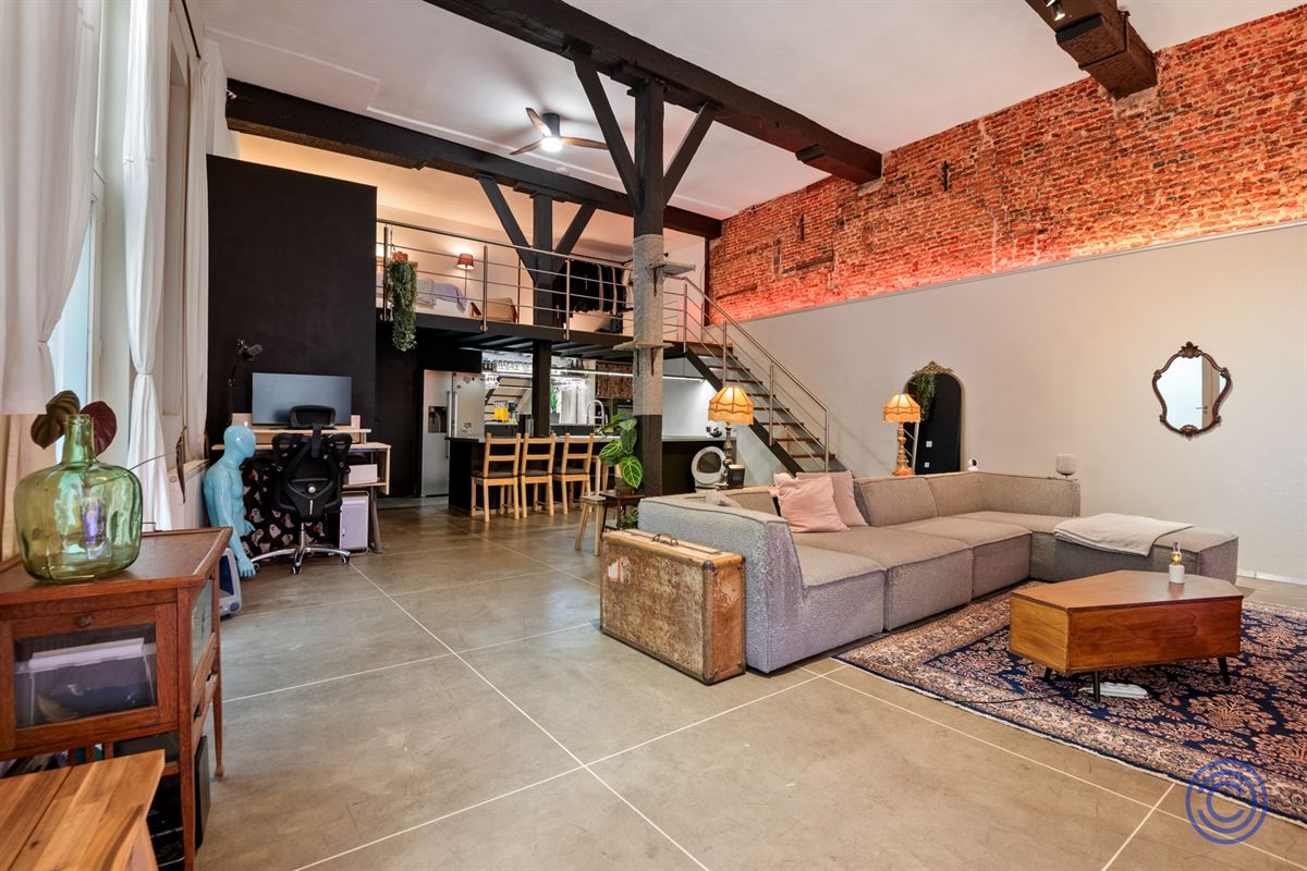 Loft in a beautiful medieval building with a small terrace!