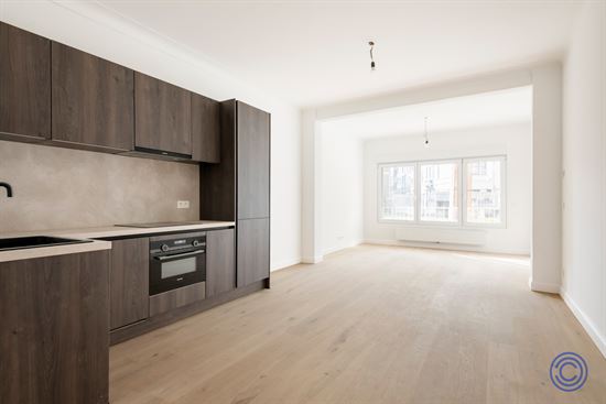 Volledig gerenoveerd appartement met kantoor en groot terras!