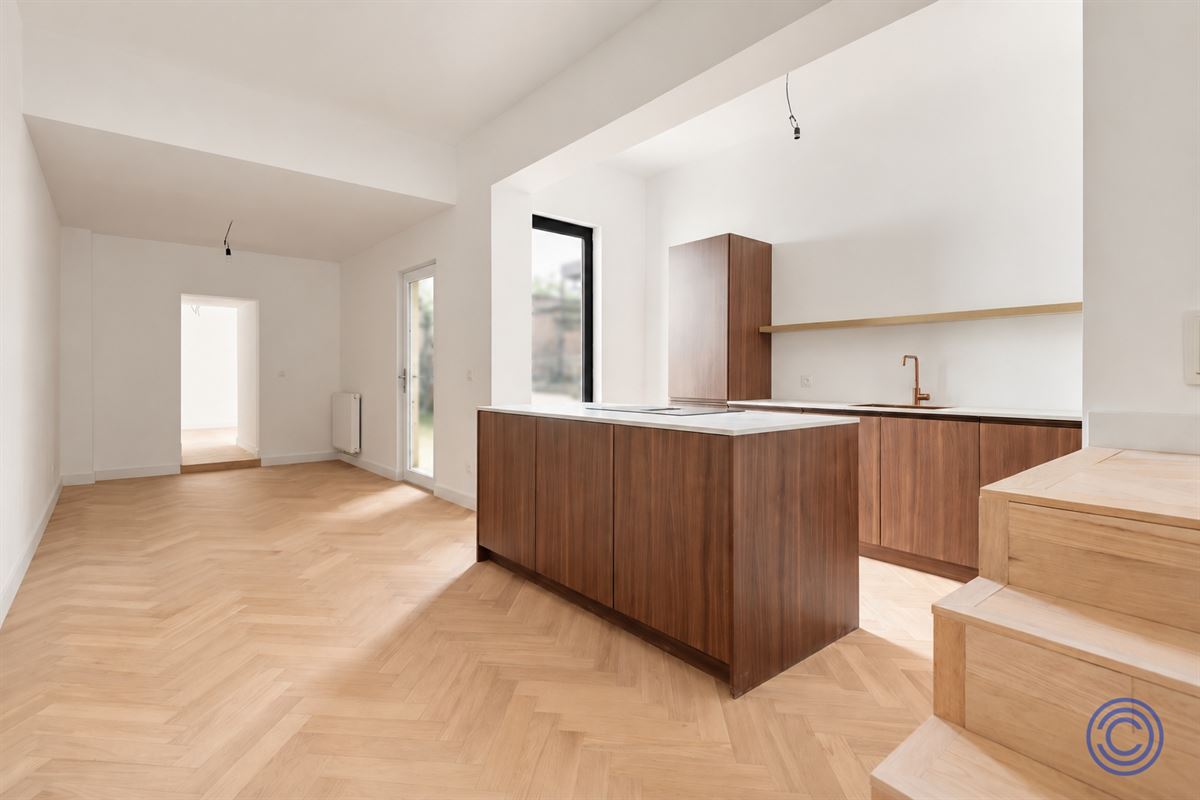 Spacious and fully renovated 3-bedroom duplex with an office and terraces