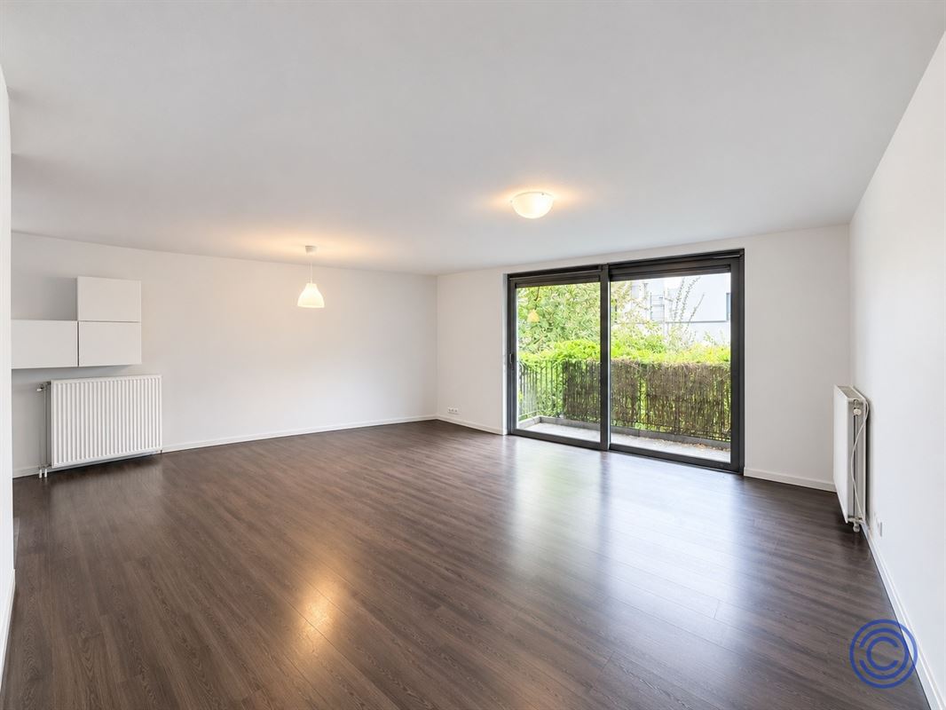 Appartement de 2 chambres prêt à emménager avec terrasse, situé dans un quartier verdoyant de la ville !