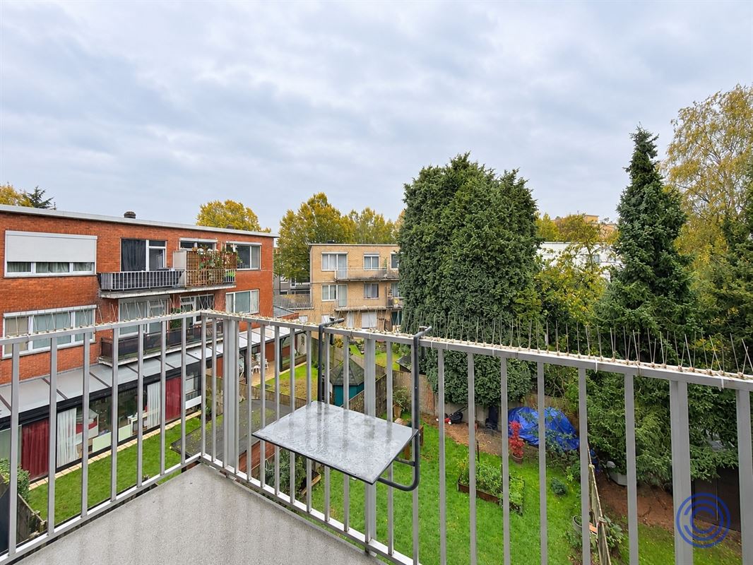 Op te frissen 2-slpk appartement met terras in rustige woonwijk!
