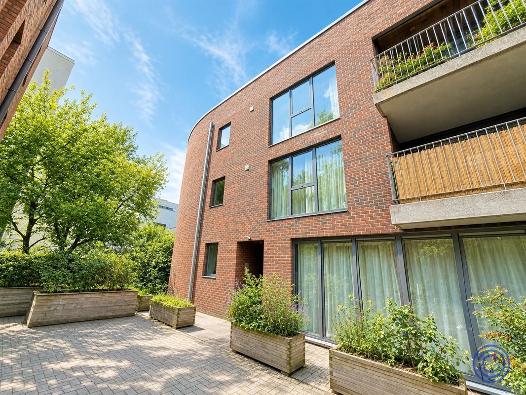 Appartement de 2 chambres prêt à emménager avec terrasse, situé dans un quartier verdoyant de la ville !