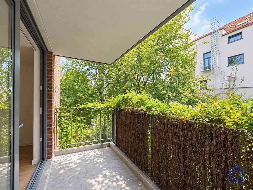 Appartement de 2 chambres prêt à emménager avec terrasse, situé dans un quartier verdoyant de la ville !