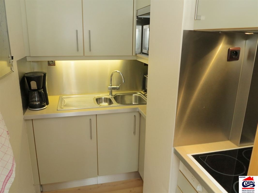 Gemeubelde studio met slaaphoek