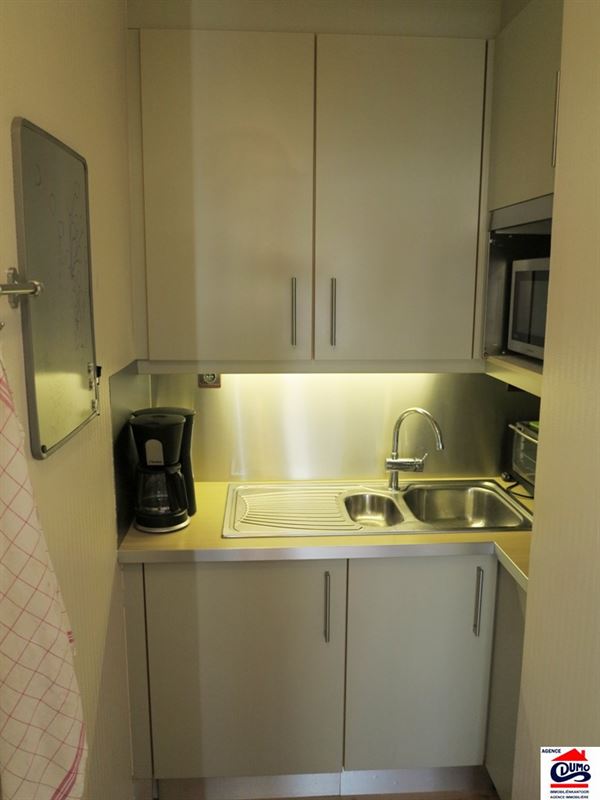 Gemeubelde studio met slaaphoek