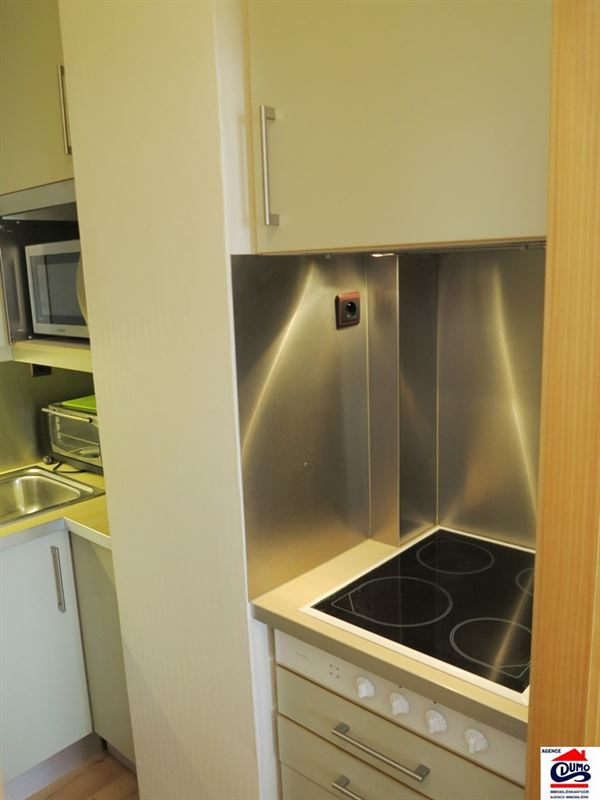 Gemeubelde studio met slaaphoek