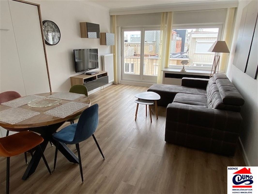 Ruime modern gemeubelde studio met lateraal zeezicht