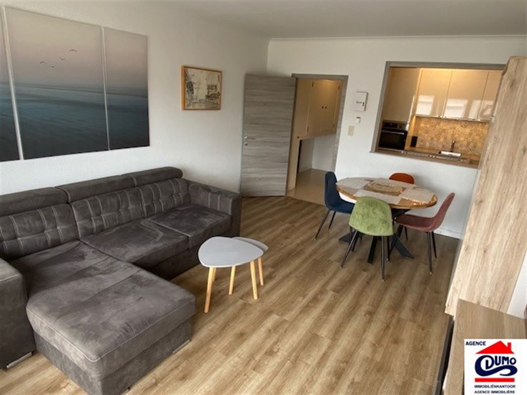 Ruime modern gemeubelde studio met lateraal zeezicht