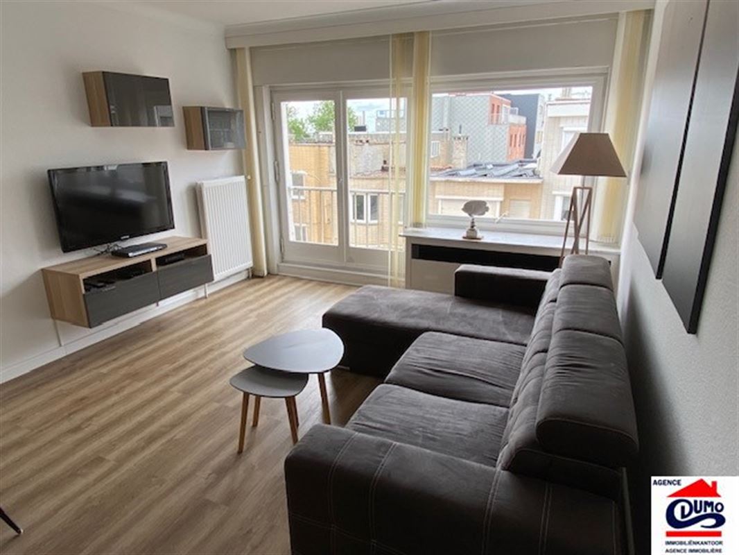 Ruime modern gemeubelde studio met lateraal zeezicht