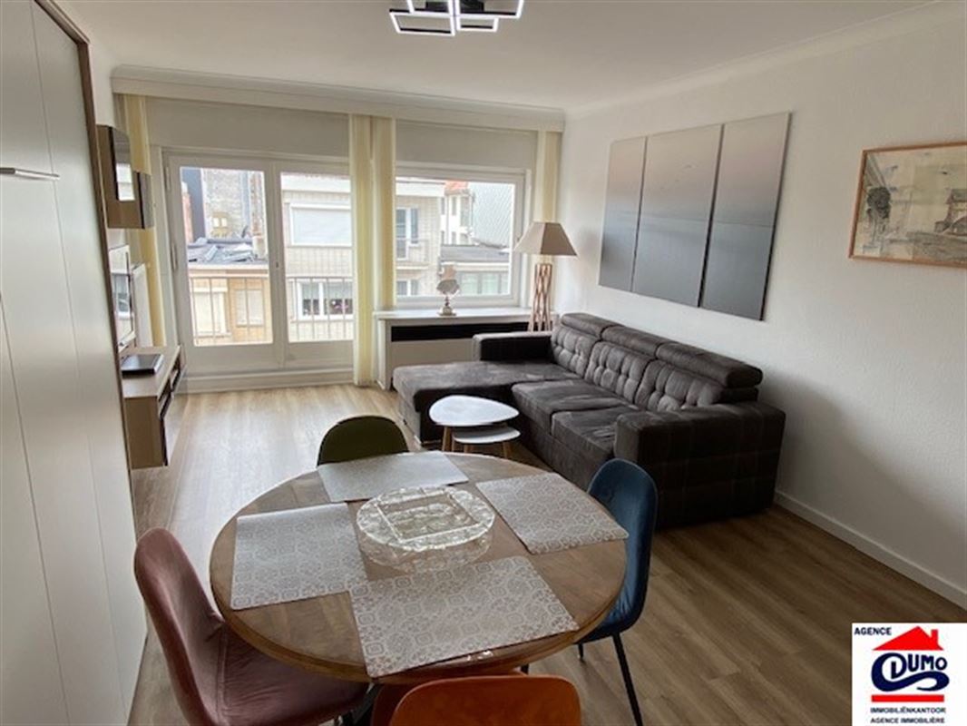 Ruime modern gemeubelde studio met lateraal zeezicht