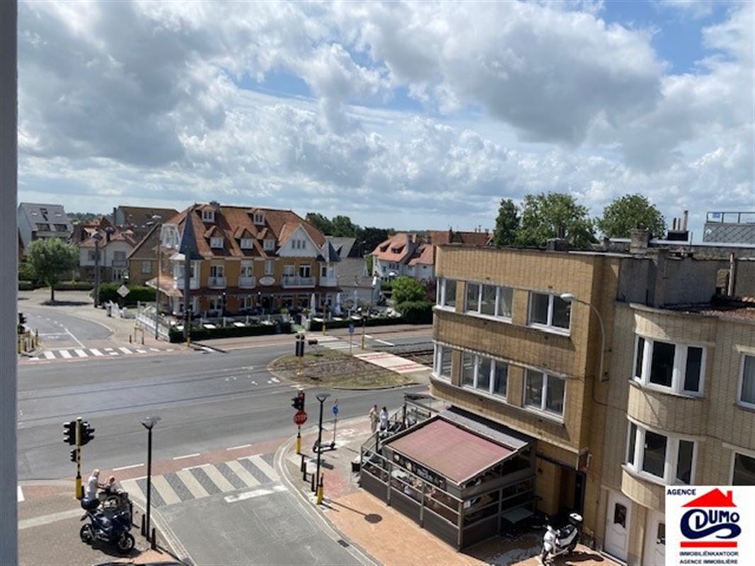 Ruime modern gemeubelde studio met lateraal zeezicht