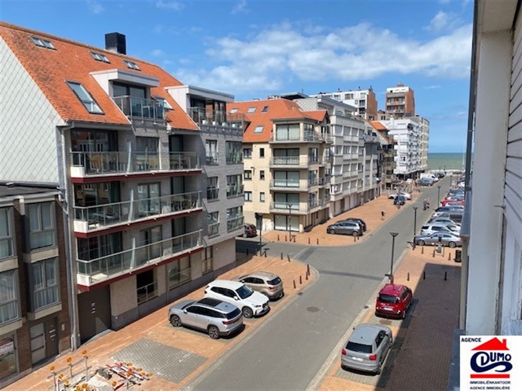 Ruime modern gemeubelde studio met lateraal zeezicht